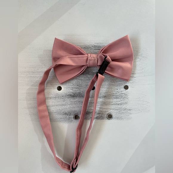 Mens light pink bow pre-tied bow tie. gently used - Picture 4 of 5